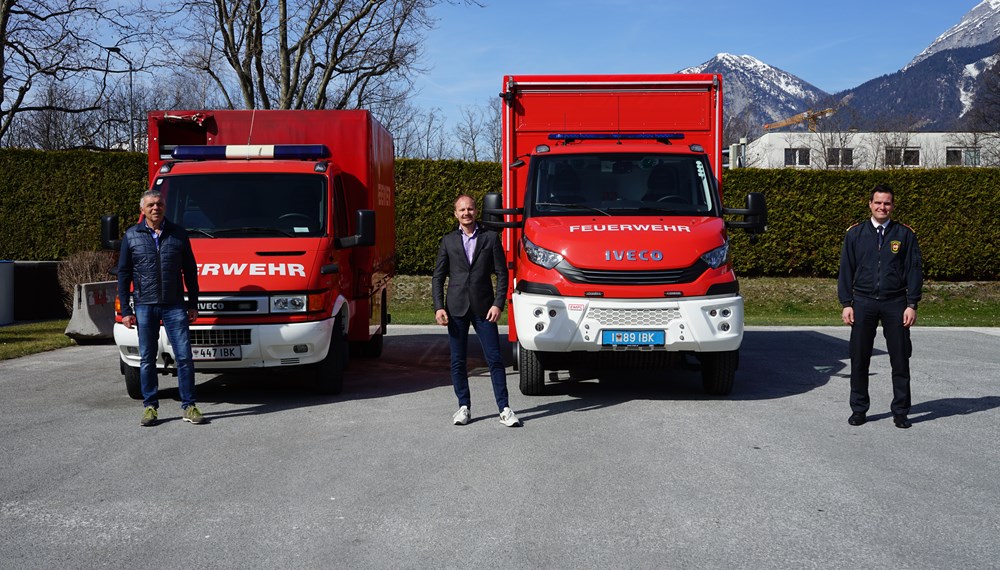 Doppelte Freude: Vizebürgermeister Johannes Anzengruber und Branddirektor Helmut Hager (r.) vor dem neuen Einsatzfahrzeug (rechts). Gleichzeitig wurde das alte Feuerwehrauto im Zuge der Unterstützungsaktion für die kroatische Feuerwehr an Koordinator Peter Logar (l.) übergeben.