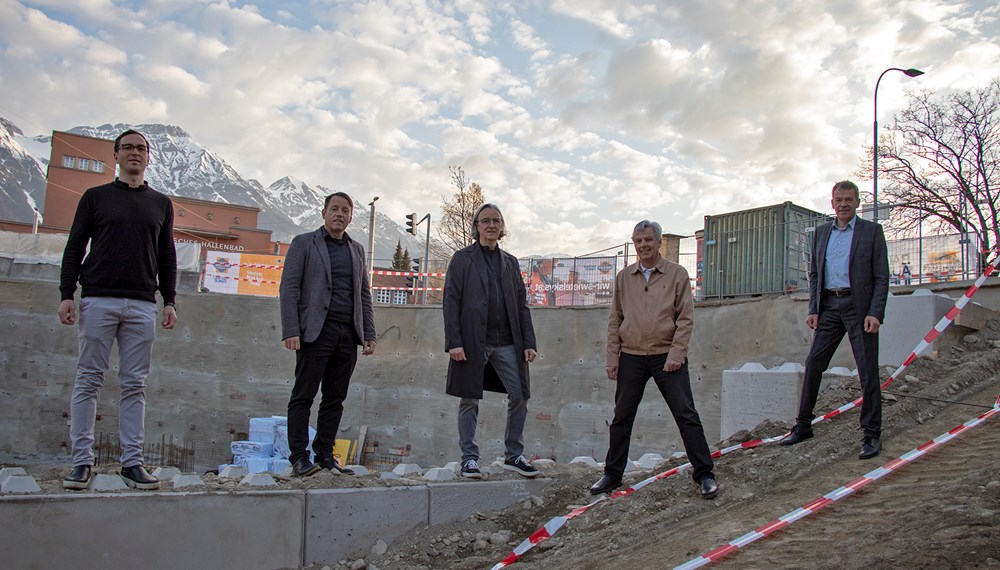 Architekt Gabriel Stotter, IIG-Geschäftsführer Franz Danler, Architekt Andreas Scharmer, Projektleiter Robert Kircher (IIG) und Bürgermeister Georg Willi freuen sich auf den Baustart des neuen Wohnprojekts gegenüber dem städtischen Hallenbad (v. l.).