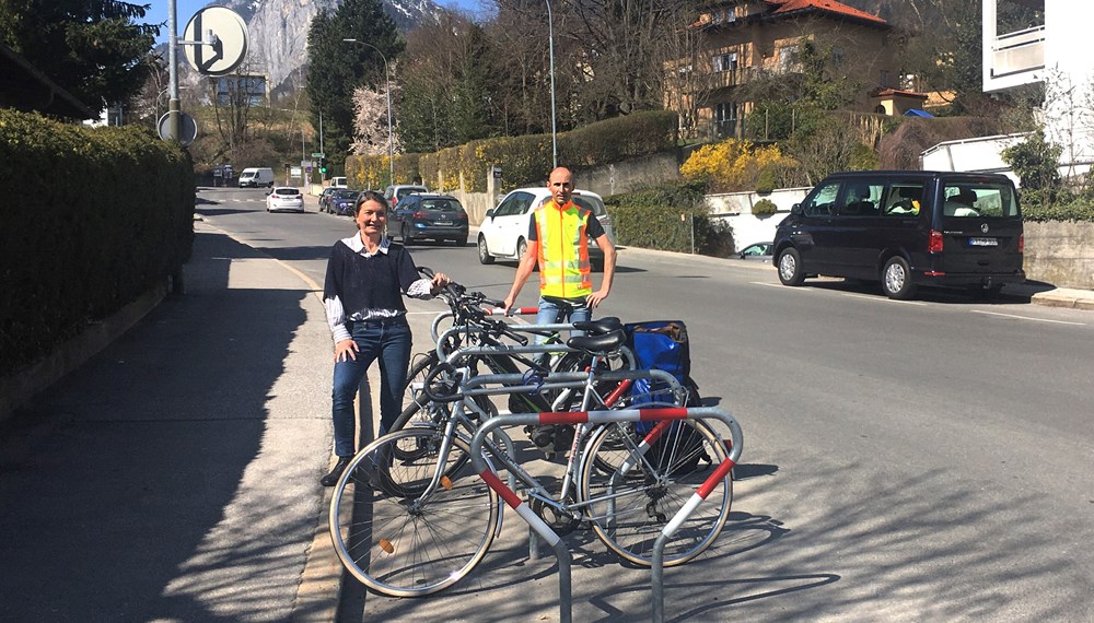 Vor Ort versicherten sich Mobilitätsstadträtin Uschi Schwarzl und der Leiter der Tiefbau-Planung, Christian Müller, von der Sichtfeldverbesserung durch die neuen Radbügel.