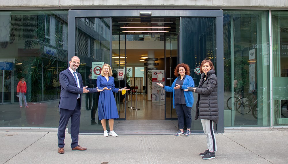 Landesrätin Gabriele Fischer, Frauen im Brennpunkt-Geschäftsführerin Claudia Birnbaum, Bildungs- und Integrationsstadträtin Elisabeth Mayr und Geschäftsführer des BFI Tirol, Othmar Tamerl (v.r.n.l.), laden dazu ein, das zusätzliche Angebot wahrzunehmen.