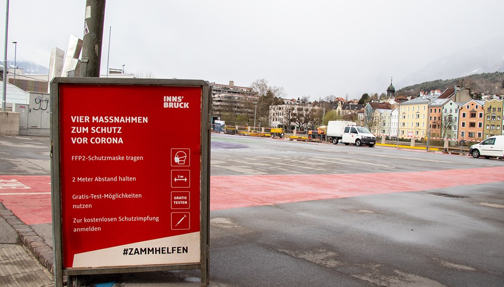 Hinweisschilder an stark frequentierten Orten erinnern an die Abstands- und Hygieneregeln.