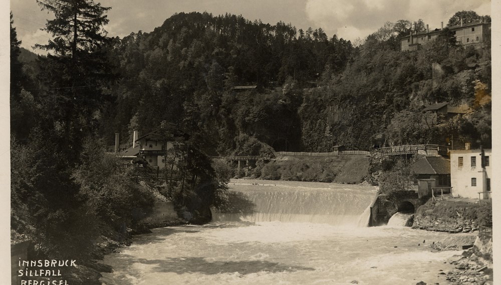 1932 konnte der Sillschluchtweg nach einjähriger Bauzeit freigegeben werden. Neben dem Bretterzaun verläuft der Weg (1938).