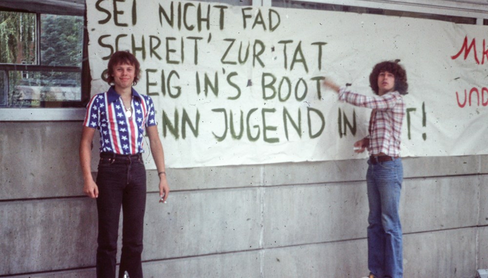 Jugendliche beim Schreiben von Transparenten im Vorfeld der Paddelbootaktion am Inn im Juni 1977.