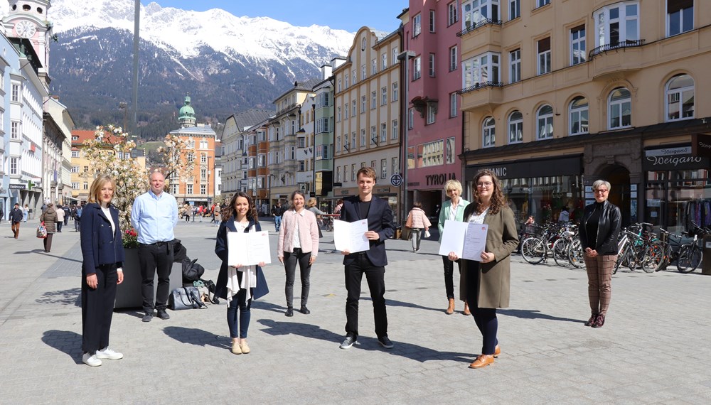 Der Marianne-Barcal-Preis wurde zum fünften Mal vergeben: Die PreisträgerInnen Vanessa Maria Carlone, Johannes Oberhofer und Nina Hechenblaikner (vorne) mit (v.l.) Ingrid Böhler (LFU), Lukas Morscher (Leiter Stadtarchiv/Stadtmuseum), Kulturstadträtin Uschi Schwarzl, Julia Hörmann (LFU) und Abteilungsleiterin Birgit Neu (MA V).