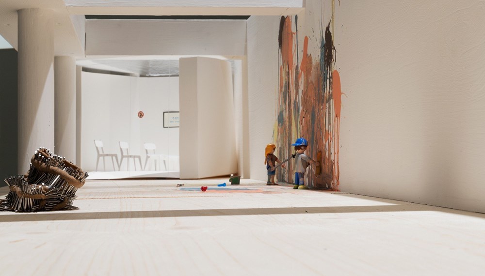 Ein Ausschnitt aus „Alice ♡ Gulliver“, eine Ausstellung in der Galerie Plattform 6020 bis 8. Mai: Wenn Alice und Gulliver einander ins Herz schließen, scheint nichts unmöglich, das Kleinste machbar, das Größte denkbar, das Langsamste erfahrbar und das Schnellste wahrnehmbar.