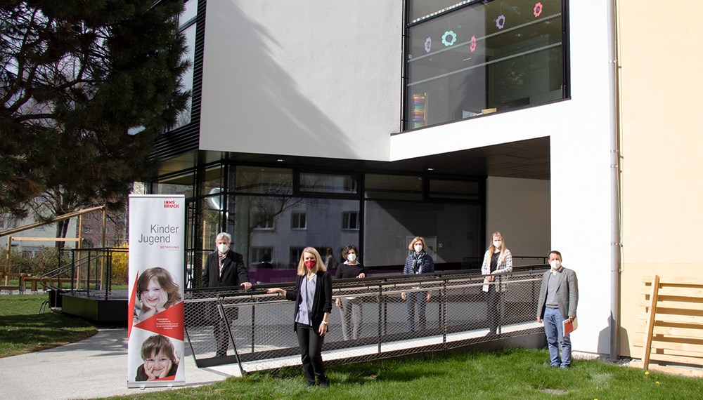 Die Projektbeteiligten bei der Besichtigung nach dem erfolgten Umbau (v.l.n.r.): Projektleiter Robert Kircher (IIG), Stadträtin Elisabeth Mayr, Kindergartenleiterin Gabriele Langbauer, Amtsleiterin Martina Zabernig, Bereichskoordinatorin Karoline Ammon und IIG-Geschäftsführer Franz Danler.