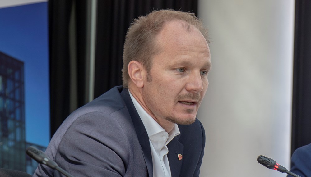 Vizebürgermeister Johannes Anzengruber macht im Pressegespräch darauf aufmerksam, dass betroffene Familien die Unterstützungsangebote der Stadt Innsbruck in Anspruch nehmen sollen.
