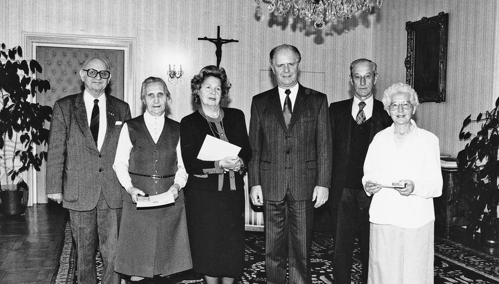 44 Jahre nach der Operation Greenup: Verleihung der Befreiungsmedaille der Republik Österreich an Frauen der Operation Greenup (v. l.): Heinz Mayer, Maria Hueber, Ruth Heltzel, Landeshauptmann Alois Partl, Franz Weber und Margarethe Kelderer (Innsbruck, 21. Dezember 1989).