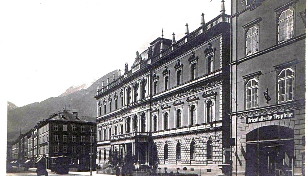 Ansicht des Tiroler Landesmuseums Ferdinandeum aus den 1920er-Jahren mit Blick gegen Westen.