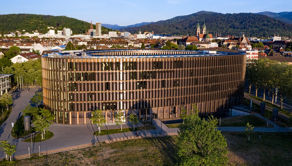 Die Fassadengestaltung des Freiburger Rathauses ist mit ihrem Wechsel von Holz-, Glas- und Photovoltaikelementen einzigartig und ein integraler Bestandteil des ganzheitlichen Energiekonzepts.