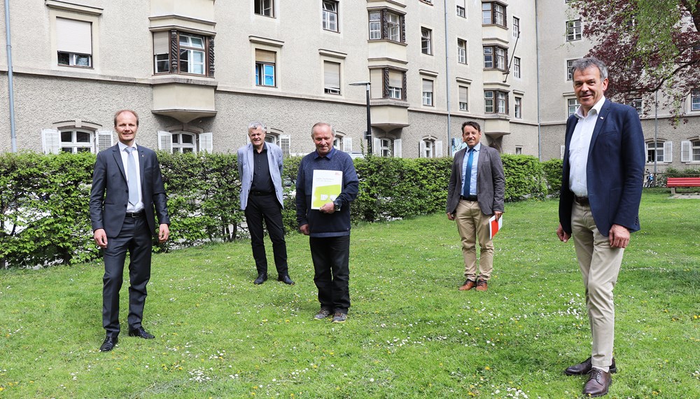 Symbolische Schlüsselübergabe am Haydnplatz (v.l.): Vizebürgermeister Johannes Anzengruber, Hubert Innerebner (Geschäftsführer ISD), Helmut Hameter (Mieter), Franz Danler (Geschäftsführer IIG) und Bürgermeister Georg Willi.
