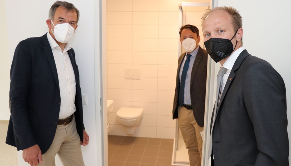 Bürgermeister Georg Willi, IIG-Geschäftsführer Franz Danler und Vizebürgermeister Johannes Anzengruber freuen sich über die neuen Sanitärbereiche, die mehr Privatsphäre schaffen.