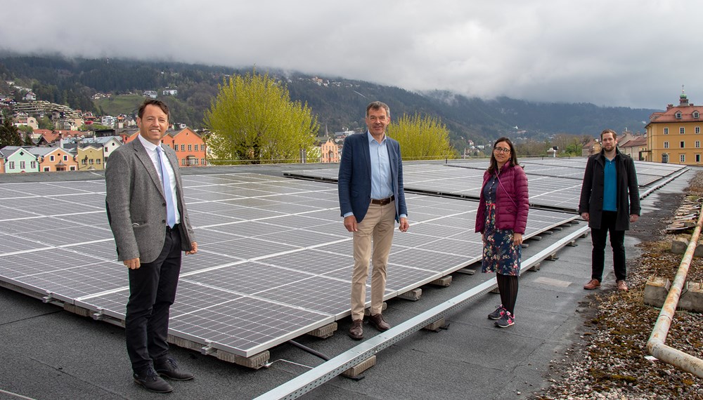 Besichtigung der neuen Photovoltaik-Anlage am Dach der Markthalle (v.l.): Franz Danler (Geschäftsführer IIG), Bürgermeister Georg Willi, Edith Ettlmayr, MA (Marktleitung), Ing. Bernhard Pfeifer, MSc (IIG).