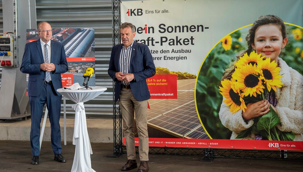 (von links): IKB-Vorstandsvorsitzender Helmuth Müller und Bürgermeister Georg Willi bei der Präsentation der IKB-Sonnenkraft-Pakete in der IVB-Remise.