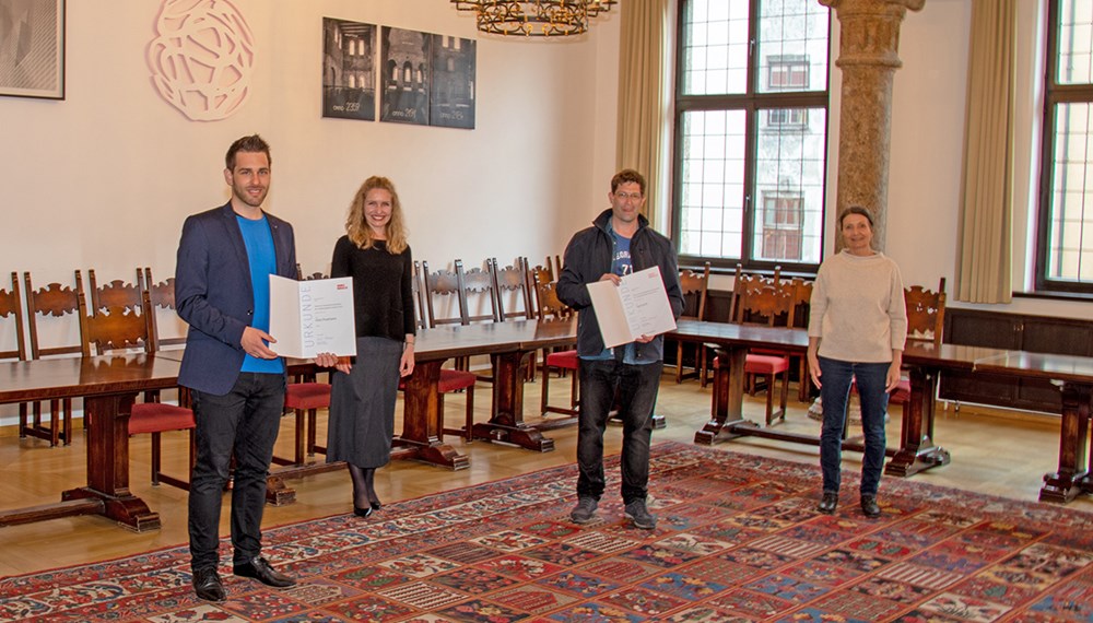 Elias Praxmarer (li.) und Egid Jöchl erhielten das Hilde-Zach-Kompositionsstipendium 2021: Stadträtin Uschi Schwarzl (rechts) und Kulturamtsleiterin Isabelle Brandauer beglückwünschten die Tiroler Komponisten.