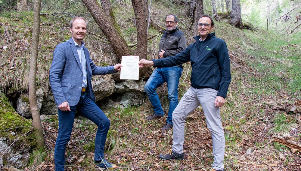 Vizebürgermeister Johannes Anzengruber, Andreas Wildauer (Amt für Wald und Natur) und Kurt Ziegner (Tiroler Forstverein) besiegeln die Zusammenarbeit für den neuen Naturwald.