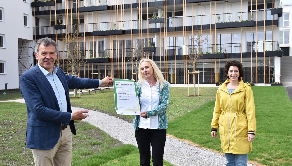 Bürgermeister Georg Willi freut sich mit Elisabeth Meze und Andrea Kreisl von der Geschäftsstelle BürgerInnenbeteiligung über den Umweltpreis 2020.