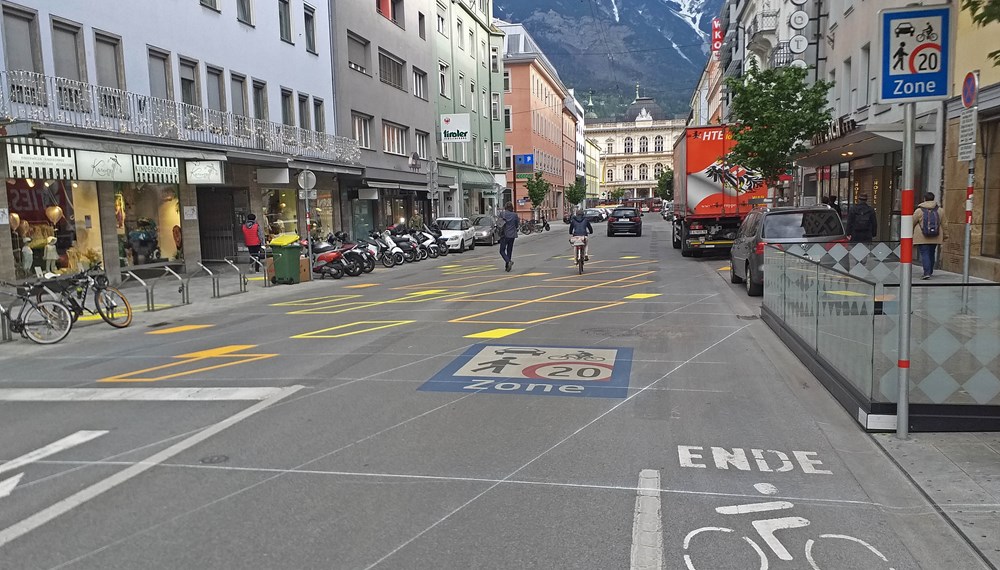 Mit den Bodenmarkierungen in Form des städtischen Apostrophs wird die Begegnungszone noch sichtbarer und attraktiver.
