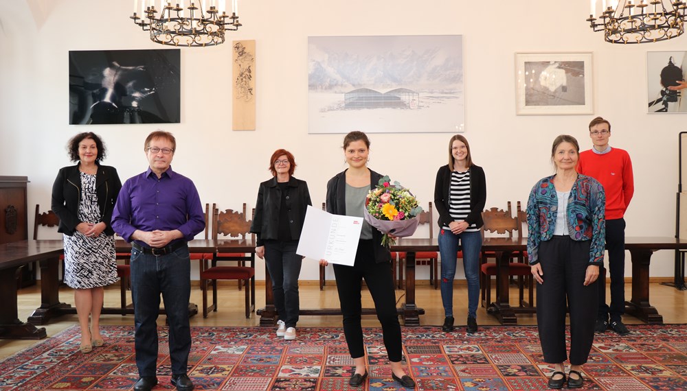 Gratulationen an Nicola Nagy (Mitte), die erste Preisträgerin der "gedenk_potenziale" (v. l.): GRin Irene Heisz, Horst Schreiber und Irmgard Bibermann (beide Jury), GRin Theresa Ringler, StRin Uschi Schwarzl und Matthias Egger (Stadtarchiv/Stadtmuseum).