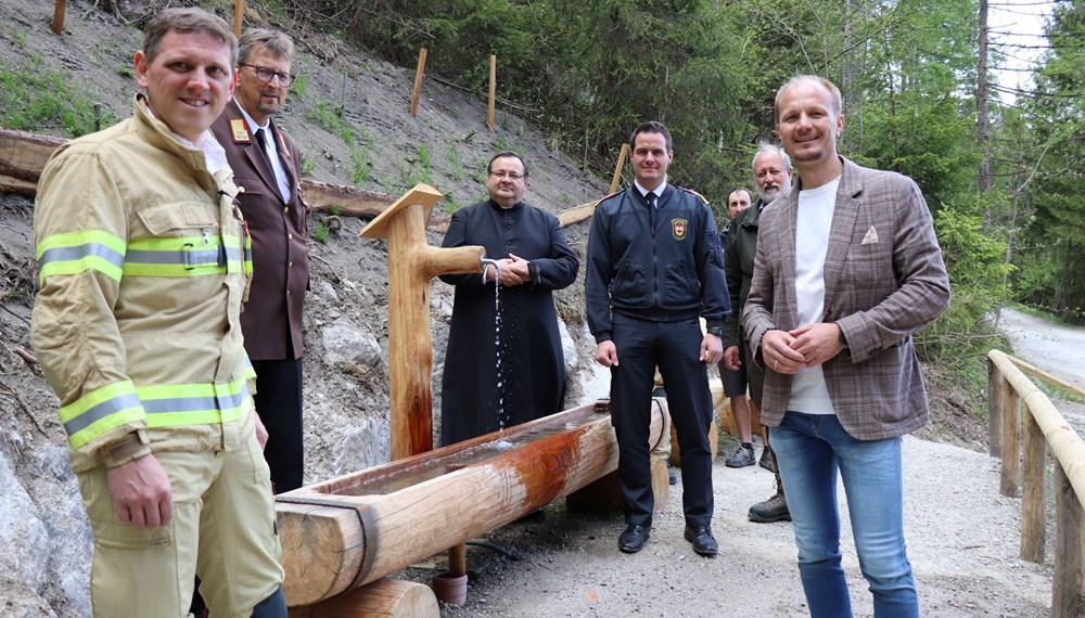Von links: Bernhard Larcher (Kommandant FF Arzl), Albert Pfeifhofer (Bezirksfeuerwehrkommandant), Pfarrer Marek Ciesielski, Branddirektor Helmut Hager, Kurt Pröller (Amt für Wald und Natur) und Vizebürgermeister Johannes Anzengruber.