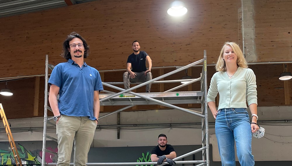 Stadträtin Elisabeth Mayr und Fabio Cracolici verschafften sich gemeinsam mit den Mitarbeitern der ausführenden Firma einen Überblick von der adaptierten Hallenbeleuchtung.