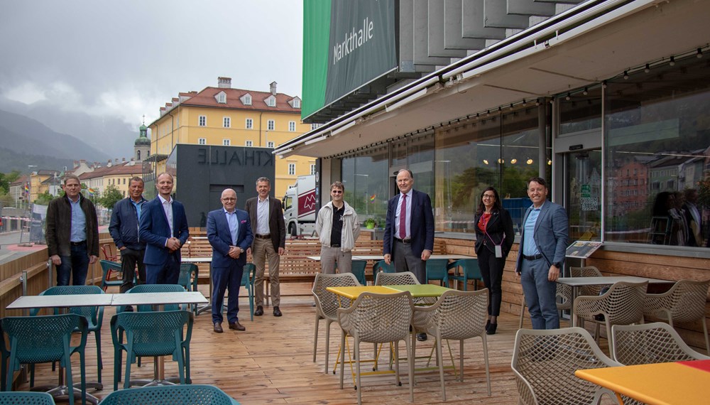 Machten sich ein Bild von der sanierten Markthallen-Terrasse (v.l.n.r.): Walther Fels (IIG Bereichsleiter Handwerksbetrieb), Gemeinderat Helmut Buchacher, Vizebürgermeister Johannes Anzengruber, Gemeinderat Markus Stoll, Bürgermeister Georg Willi, Dietmar Pfister (Spartensprecher Markthalle), Aufsichtsrat Franz Pegger, Markthallenleiterin Edith Ettlmayr und IIG-Geschäftsführer, Franz Danler.
