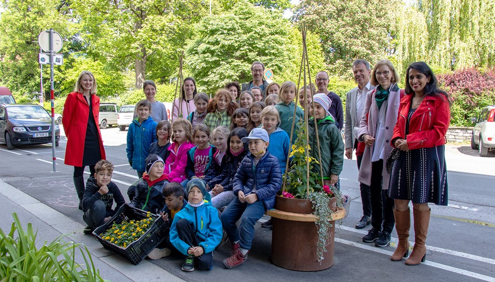 Kürzlich wurden dank bereitwilliger Unterstützung der Kinder des Schülerhortes Kaysergarten die Blumentröge in der Innstraße neu bepflanzt. Auf Initiative von Stadträtin Elisabeth Mayr und in Zusammenarbeit mit den Ämtern für Grünanlagen und Bürgerbeteiligung, konnten sich die Kinder zudem auf den Bänken verewigen und hatten sichtlich Spaß dabei, die Stadt ein wenig bunter zu gestalten. Die Stadt Innsbruck bedankt sich außerdem bei den Eltern der Kinder für die unkomplizierte Zusammenarbeit.