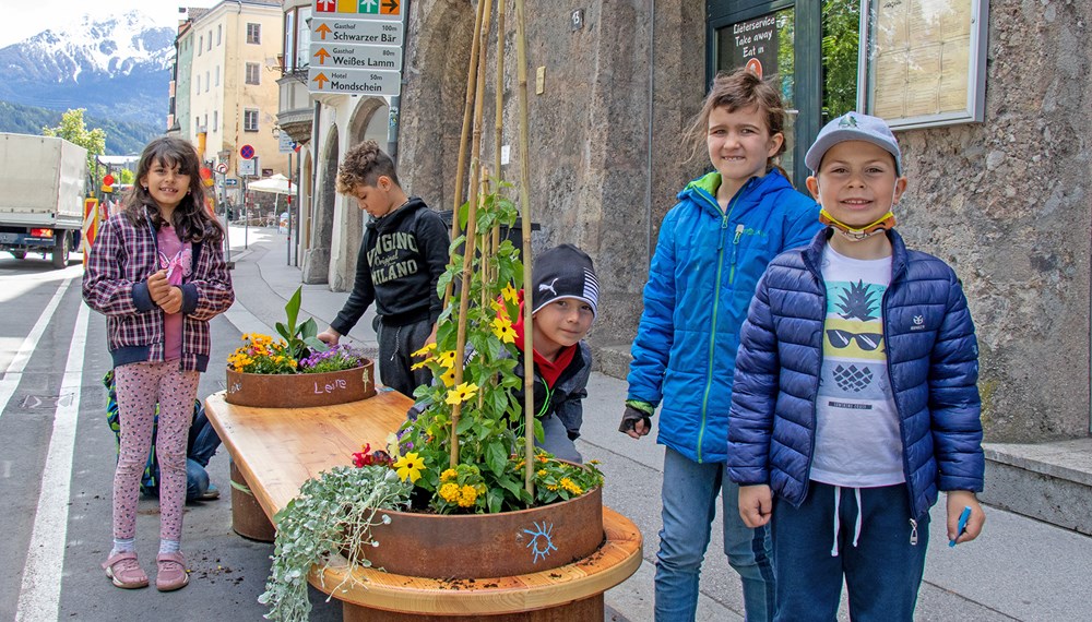 Kürzlich wurden dank bereitwilliger Unterstützung der Kinder des Schülerhortes Kaysergarten die Blumentröge in der Innstraße neu bepflanzt. Auf Initiative von Stadträtin Elisabeth Mayr und in Zusammenarbeit mit den Ämtern für Grünanlagen und Bürgerbeteiligung, konnten sich die Kinder zudem auf den Bänken verewigen und hatten sichtlich Spaß dabei, die Stadt ein wenig bunter zu gestalten. Die Stadt Innsbruck bedankt sich außerdem bei den Eltern der Kinder für die unkomplizierte Zusammenarbeit.