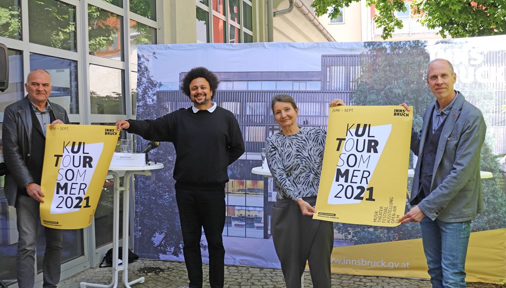 Präsentierten den „KulTOURsommer 2021“: Kulturstadträtin Uschi Schwarzl, Bernhard Vettorazzi (Innsbruck Marketing GmbH, 1.v.r.), David Prieth (stellvertretend für alle VeranstalterInnen, 2.v.l.) und Karl Gostner (Innsbruck Tourismus, 1.v.l.). Die Veranstaltungen sind unter www.kultur-sommer.at abrufbar und werden laufend ergänzt.