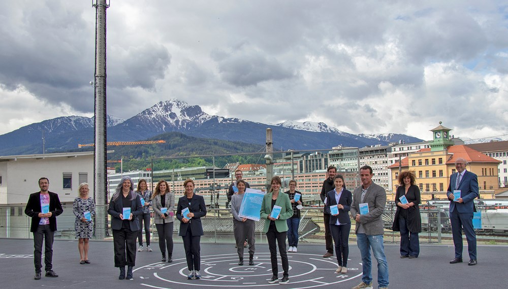 Freuen sich auf die Aktion "Innsbruck liest 2021": Kulturstadträtin Uschi Schwarzl (Mitte) und Bibliotheksleiterin Christina Krenmayr (3. v.l.) mit den Jurymitgliedern und den VertreterInnen der Sponsoren.