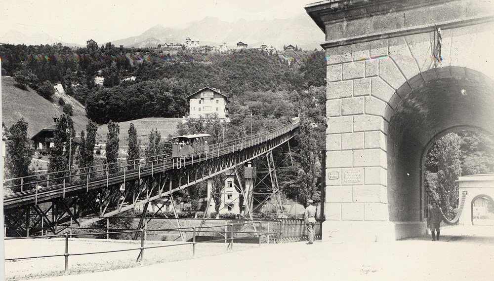 Hungerburgbahn mit Kettenbrücke, 1915.