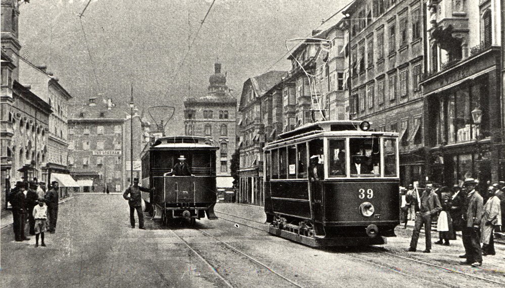 Aus den Anfängen der innerstädtischen Straßenbahnlinien: Straßenbahn in der Maria-Theresien-Straße, links ein „Kurswagen“ der Stubaitalbahn.