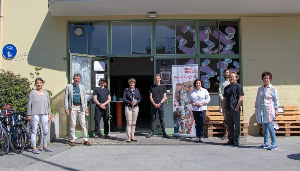 Seit November 2014 ist in der ehemaligen Talstation der Hungerburgbahn neues Leben eingekehrt. Mit Unterstützung der Stadt Innsbruck hat der Verein „Junge Talstation“ daraus ein facettenreiches Co-Working-, Kultur und Veranstaltungszentrum geschaffen. Die Entwicklung von der alten Talstation hin zu einem Haus der Jugend wird nun in einer Ausstellung präsentiert. Mit Hilfe des Innsbrucker Stadtarchivs, des Tiroler Landesmuseums Ferdinandeum, sagen.at sowie Eventfotografen wurde eine Vielzahl an eindrucksvollen Fotos zusammengetragen, die die facettenreiche Geschichte anschaulich dokumentieren. Jugendstadträtin Christine Oppitz-Plörer (2.v.r.), Bürgermeister Georg Willi, Kulturstadträtin Uschi Schwarzl (3.v.l.) und Gemeinderätin Irene Heisz (2.v.l.) folgten der Einladung des Vereins unter der Leitung von Thomas Krug (l.) und besichtigten die Ausstellung vorab.