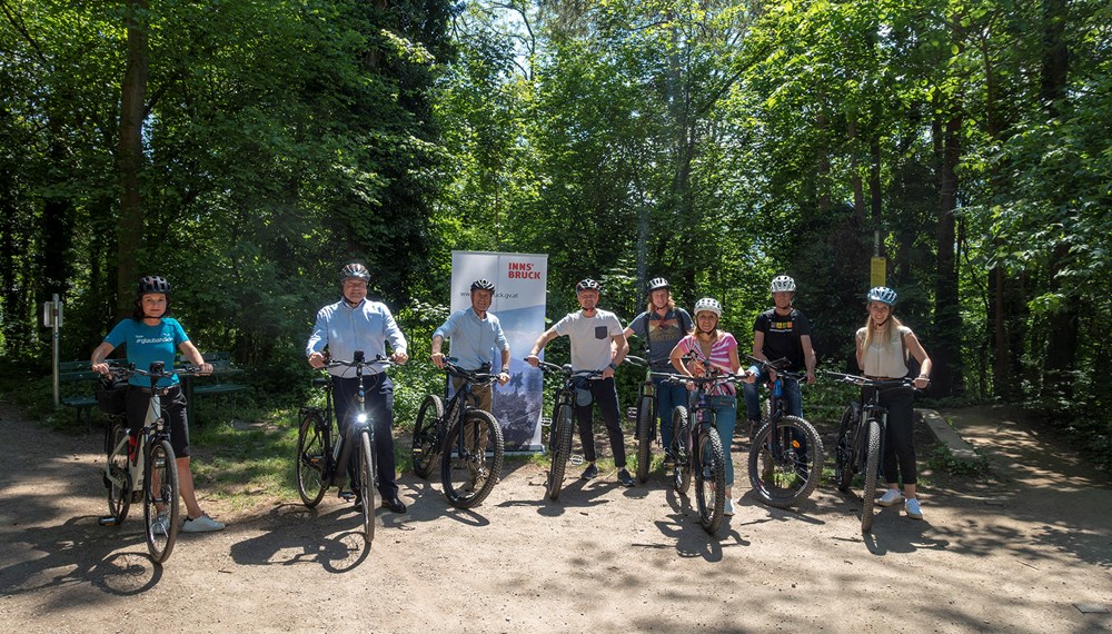 Gemeinsames Projekt: v. l.: Verena Wurnig und Hans Unterdorfer (beide Tiroler Sparkasse), Josef Margreiter (Lebensraum Tirol), Vizebürgermeister Johannes Anzengruber, Bike-Trainer Klaus Kranebitter (Verein zur Förderung von Bildung und Sport), Katrin Brugger (Wirtschaftskammer Tirol, Sparte Handel), Dieter Stöhr (Bergwelt Tirol - Miteinander Erleben) und Verena Illmer (Tiroler Versicherung) stellten heute die Bike-Initiative für mehr Sicherheit am Berg vor.