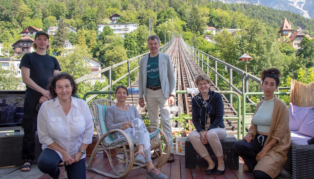 Seit November 2014 ist in der ehemaligen Talstation der Hungerburgbahn neues Leben eingekehrt. Mit Unterstützung der Stadt Innsbruck hat der Verein „Junge Talstation“ daraus ein facettenreiches Co-Working-, Kultur und Veranstaltungszentrum geschaffen. Die Entwicklung von der alten Talstation hin zu einem Haus der Jugend wird nun in einer Ausstellung präsentiert. Mit Hilfe des Innsbrucker Stadtarchivs, des Tiroler Landesmuseums Ferdinandeum, sagen.at sowie Eventfotografen wurde eine Vielzahl an eindrucksvollen Fotos zusammengetragen, die die facettenreiche Geschichte anschaulich dokumentieren. Jugendstadträtin Christine Oppitz-Plörer (2.v.r.), Bürgermeister Georg Willi, Kulturstadträtin Uschi Schwarzl (3.v.l.) und Gemeinderätin Irene Heisz (2.v.l.) folgten der Einladung des Vereins unter der Leitung von Thomas Krug (l.) und besichtigten die Ausstellung vorab.