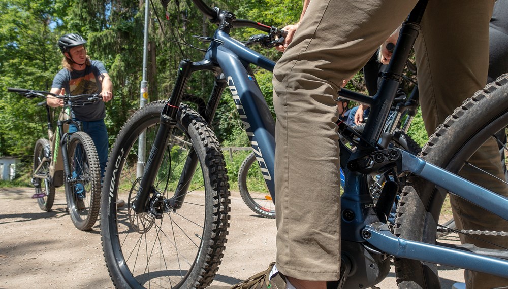 Bike-Trainer Klaus Kranebitter zeigte den Teilnehmenden des Pressegesprächs wichtige Tipps im Umgang mit dem E-Bike.