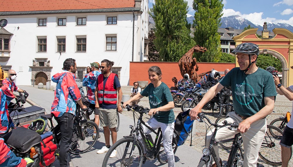 Ende April machte sich Musiker Manu Delago gemeinsam mit seiner Band zur sogenannten „ReCycling-Tour“ auf. Um dabei möglichst nachhaltig und klimafreundlich vorzugehen, legten sie die 1.500 Kilometer durch 24 Städte auf dem Fahrrad zurück. Am 2. Juni kamen sie nach einer letzten schwierigen Etappe wieder in Innsbruck an. Bürgermeister Georg Willi und Umweltstadträtin Uschi Schwarzl hießen die Band bei ihrer Rückkehr am Stift Wilten willkommen und begleiteten sie auf den letzten Kilometern durch Innsbruck.