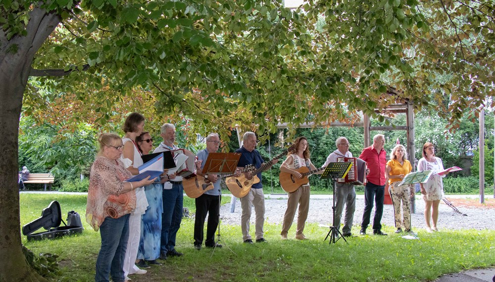 Vom Volkslied bis zum Schlager - für jeden musikalischen Geschmack war im Rahmen der Veranstaltung "Innsbruck singt" etwas dabei. Die Veranstaltung konnte heuer coronabedingt nur im kleinen Rahmen stattfinden. Dafür war das Ensemble HEIM@Klang des Tiroler Sängerbundes den ganzen Tag in den Alten- und Pflegeheimen der Stadt Innsbruck unterwegs und sang für und gemeinsam mit den BewohnerInnen. Ziel des Ensembles, das seit September 2019 besteht, ist es, Menschen mit Demenz nach dem Motto "Musik verbindet, Musik weckt Lebendigkeit" musikalisch zu aktivieren. Das Abschlusskonzert fand am späten Nachmittag bei strahlender Sonne und bester Stimmung im Wohnheim Saggen statt.