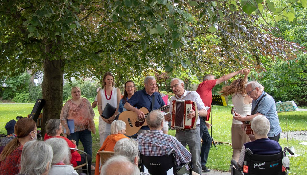 Vom Volkslied bis zum Schlager - für jeden musikalischen Geschmack war im Rahmen der Veranstaltung "Innsbruck singt" etwas dabei. Die Veranstaltung konnte heuer coronabedingt nur im kleinen Rahmen stattfinden. Dafür war das Ensemble HEIM@Klang des Tiroler Sängerbundes den ganzen Tag in den Alten- und Pflegeheimen der Stadt Innsbruck unterwegs und sang für und gemeinsam mit den BewohnerInnen. Ziel des Ensembles, das seit September 2019 besteht, ist es, Menschen mit Demenz nach dem Motto "Musik verbindet, Musik weckt Lebendigkeit" musikalisch zu aktivieren. Das Abschlusskonzert fand am späten Nachmittag bei strahlender Sonne und bester Stimmung im Wohnheim Saggen statt.