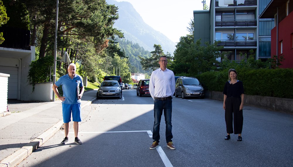 Manfred Hirsch (Referat Verkehrsmanagement), Daniel Tschofen (Obmann ILK) und Verkehrsstadträtin Uschi Schwarzl besichtigen die neuen Straßenmarkierungen in der Hans-Untermüller-Straße.