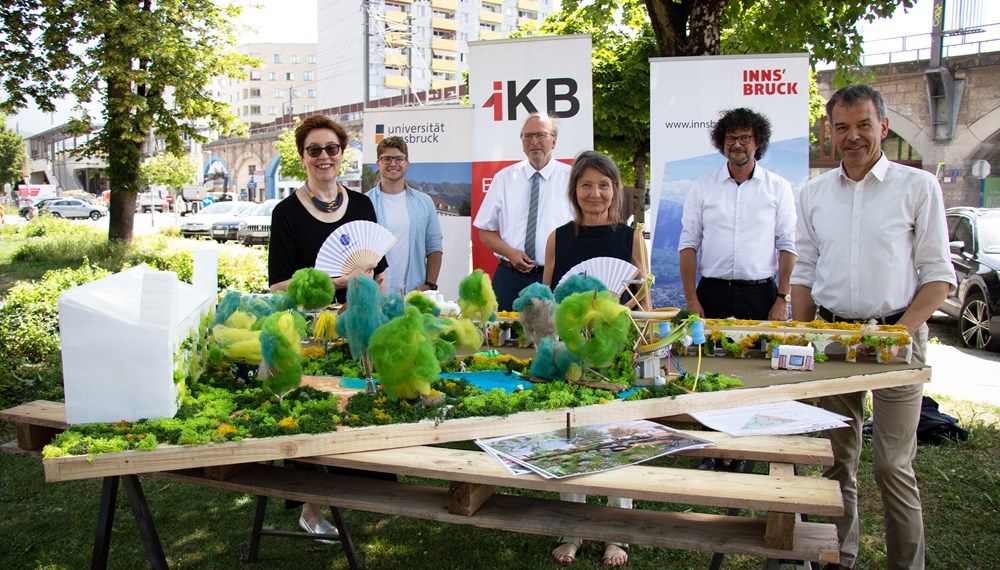 Freuen sich auf den Baustart (v.l.): Theresia Vogel (Klima- und Energiefonds), Yannick Back (Universität Innsbruck), Helmuth Müller (IKB-Vorstandsvorsitzender), Stadträtin Uschi Schwarzl, Thomas Pühringer (IKB-Vorstandsdirektor) und Bürgermeister Georg Willi bei dem von Kindern gebauten Modell des „coolen“ Parks.