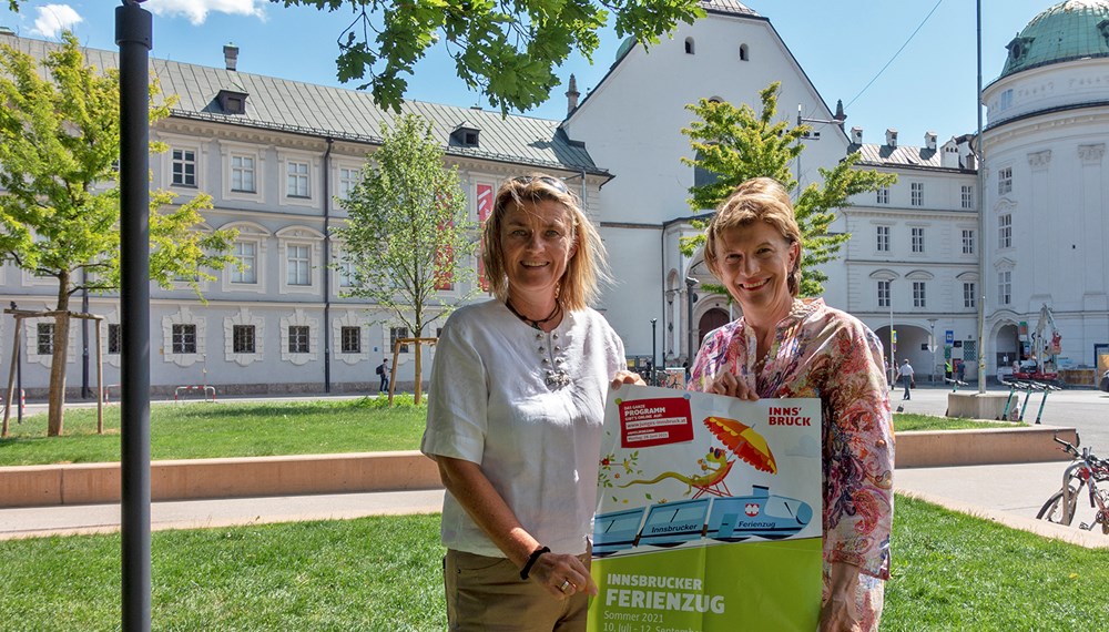 Familienstadträtin Christine Oppitz-Plörer (r.) und Referentin Birgit Ginter (Kinder- und Jugendförderung) präsentierten den Fahrplan für den Sommerferienzug 2021. Die Anmeldung startet am 28. Juni.