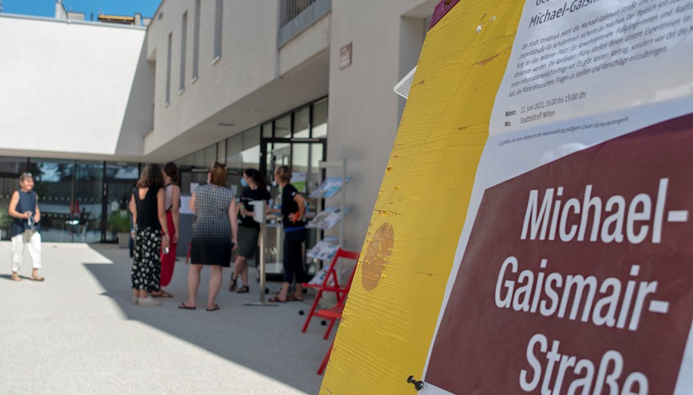 Zahlreiche Interessierte informierten sich beim Stadtteiltreff Wilten über die Straßenraumgestaltung in der Michael-Gaismair-Straße.