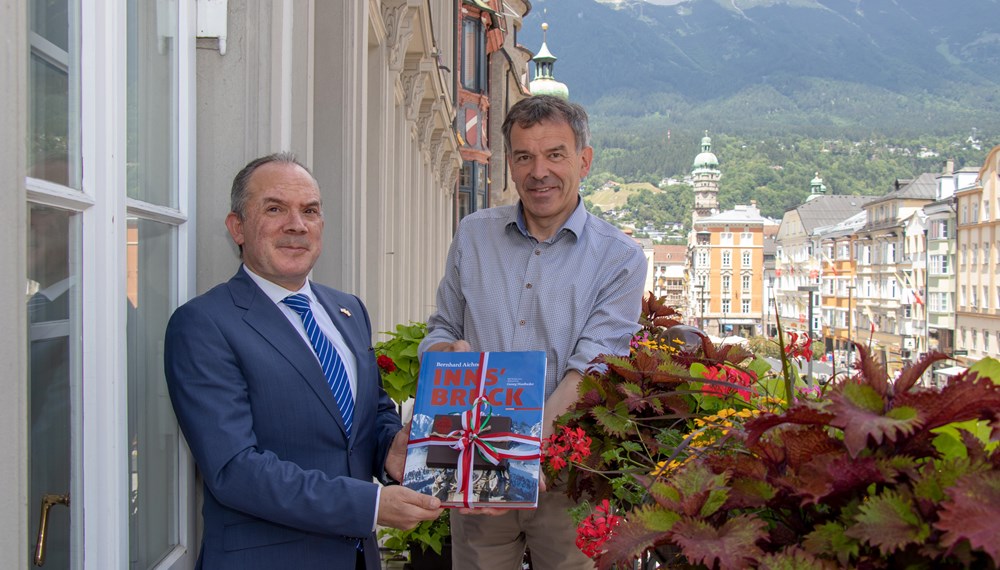 Von der besten Seite zeigte sich das Sommerwetter bei dem Besuch der israelischen Botschaft in Innsbruck. Bürgermeister Georg Willi (r.) empfing den Botschafter, Mordechai Rodgold, auf dem Balkon des städtischen Rathauses. Die beiden tauschten sich über aktuelle Themen aus und intensivierten ihre Beziehung.