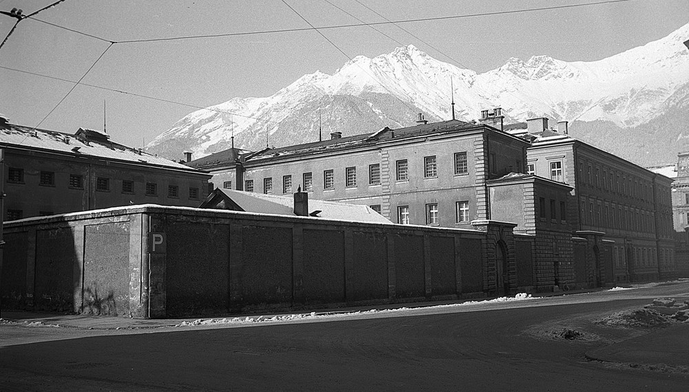 Das Gefangenenhaus befand sich bis zu seinem Abriss 1960 dort, wo heute das Landesgericht steht.