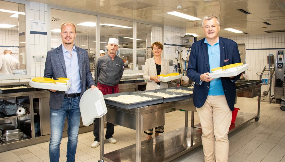 Gratulieren zum runden Jubiläum (v.l.): Vizebürgermeister Johannes Anzengruber, Michael Hager (Stellvertretender Küchenchef), Martina Nowara (Leiterin des Menü Service) und Hubert Innerebner (ISD-Geschäftsführer) im Wohnheim Pradl.