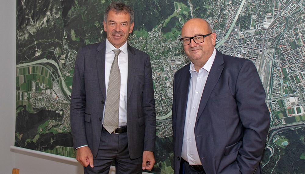 Nach dem Ausscheiden von Mag. Johannes Müller als Finanzdirektor der Stadt Innsbruck, hat der studierte Jurist und Tiroler Mag. Martin Rupprechter mit 1. Juli 2021 seine Agenden übernommen. Bürgermeister Georg Willi heißt den neuen Leiter der Magistratsabteilung IV Finanz-, Wirtschafts- und Beteiligungsverwaltung im Stadtmagistrat herzlich willkommen. Zuvor war Rupprechter langjährig im Bundesministerium für Finanzen beschäftigt. Als Dankeschön und Erinnerung an seine Zeit in der Landeshauptstadt, überreichte der Bürgermeister dem scheidenden Finanzdirektor Müller einen Bildband von Innsbruck des Fotografen Bernhard Aichner.