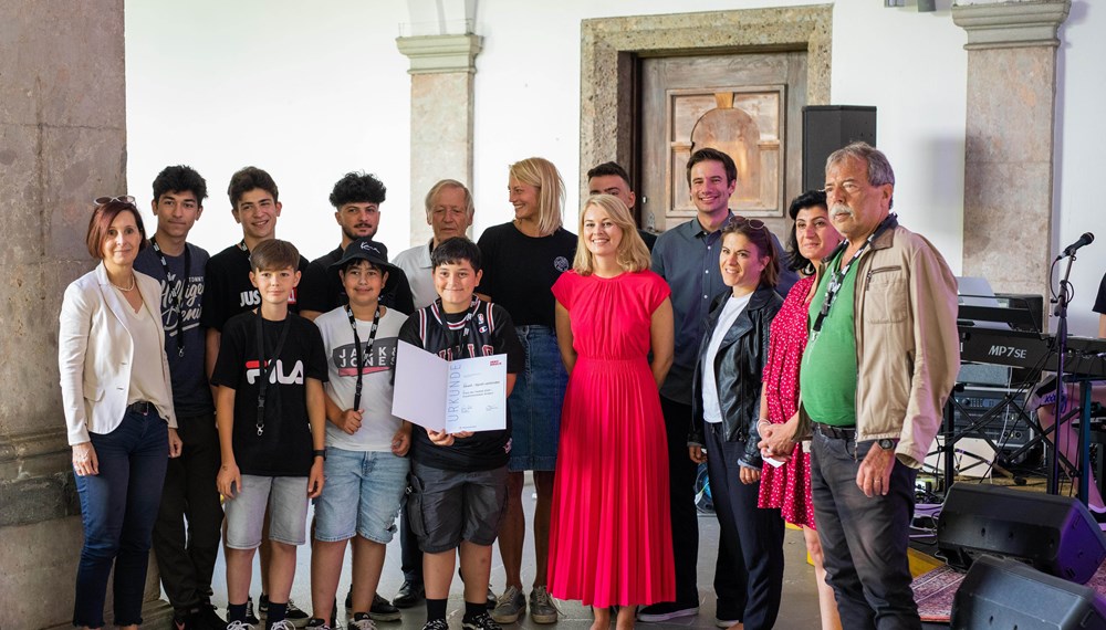 „Sport verbindet“ ist das Motto der Mitglieder des Skatevereins Skaid mit Obfrau Pia König (hinten Mitte), die den „Preis der Vielfalt 2020“ am 3. Juli entgegennahmen. Es gratulierten Landesrätin Gabriele Fischer (1. v.l.), Stadträtin Elisabeth Mayr (5. v.r.), Günther Mitterbauer (Sportunion Tirol, 5. v.l. hinten), Peter Mader (Skater und Filmemacher, 4. v.r.) und die GemeinderätInnen Julia Seidl, Zeliha Arslan und Gerhard Fritz (1. Reihe rechts).