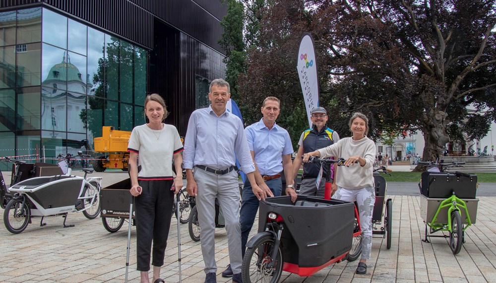 Teresa Kallsperger von der städtischen Fuß- und Radkoordination, Bürgermeister Georg Willi, Franz Jirka, Bezirksstellenobmann der Wirtschaftskammer, Alec Hager vom Verein „Radvokaten“ und Mobilitätsstadträtin Uschi Schwarzl (v. l.) freuten sich über den gelungenen Auftakt der Cargobike-Roadshow und testeten die E-Lastenräder vor Ort.