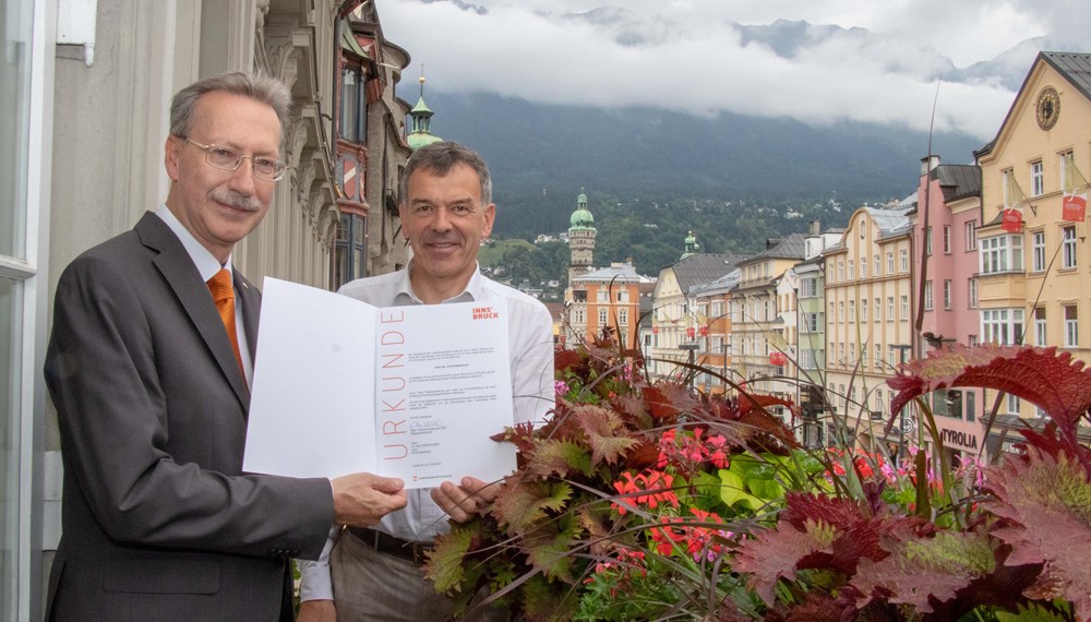 Dr. Hans Fankhauser wurde vom Stadtsenat und Gemeinderat für weitere fünf Jahre als Leiter der Kontrollabteilung der Stadt Innsbruck bestellt. Bürgermeister Georg Willi (r.) übergab ihm dafür eine Weiterbestellungsurkunde. Gleichzeitig sprach er seinen Dank für die bisher erbrachten Leistungen aus und unterstrich die fachliche und soziale Kompetenz des Kontrollabteilungsleiters.